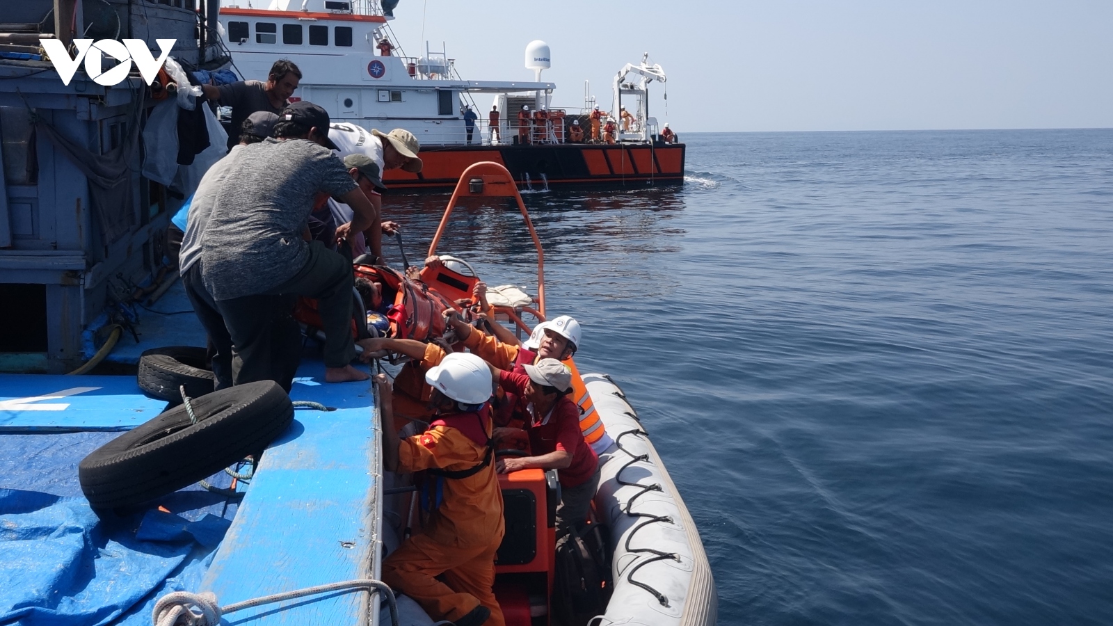 Cứu ngư dân bị tai biến trên Biển Đông