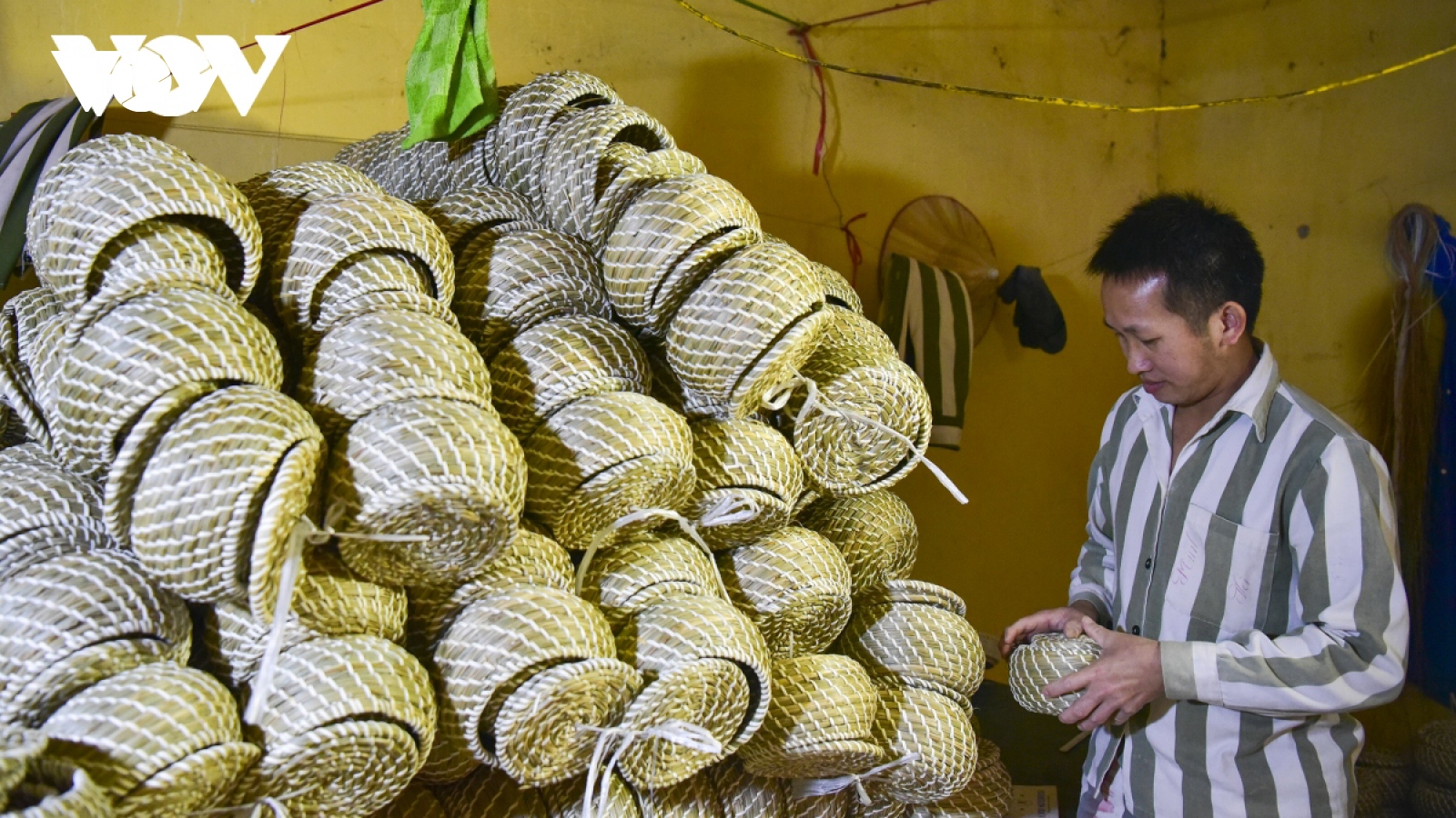 Nam phạm nhân nước ngoài học nghề đan giỏ cói trong trại giam Việt Nam