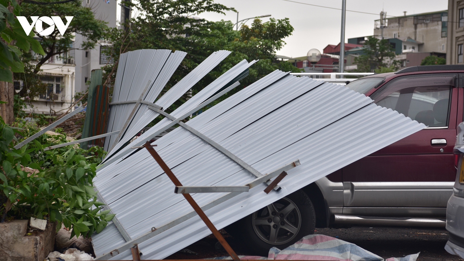 Đổ rào tôn đè lên hàng loạt xe ô tô ở Hà Nội