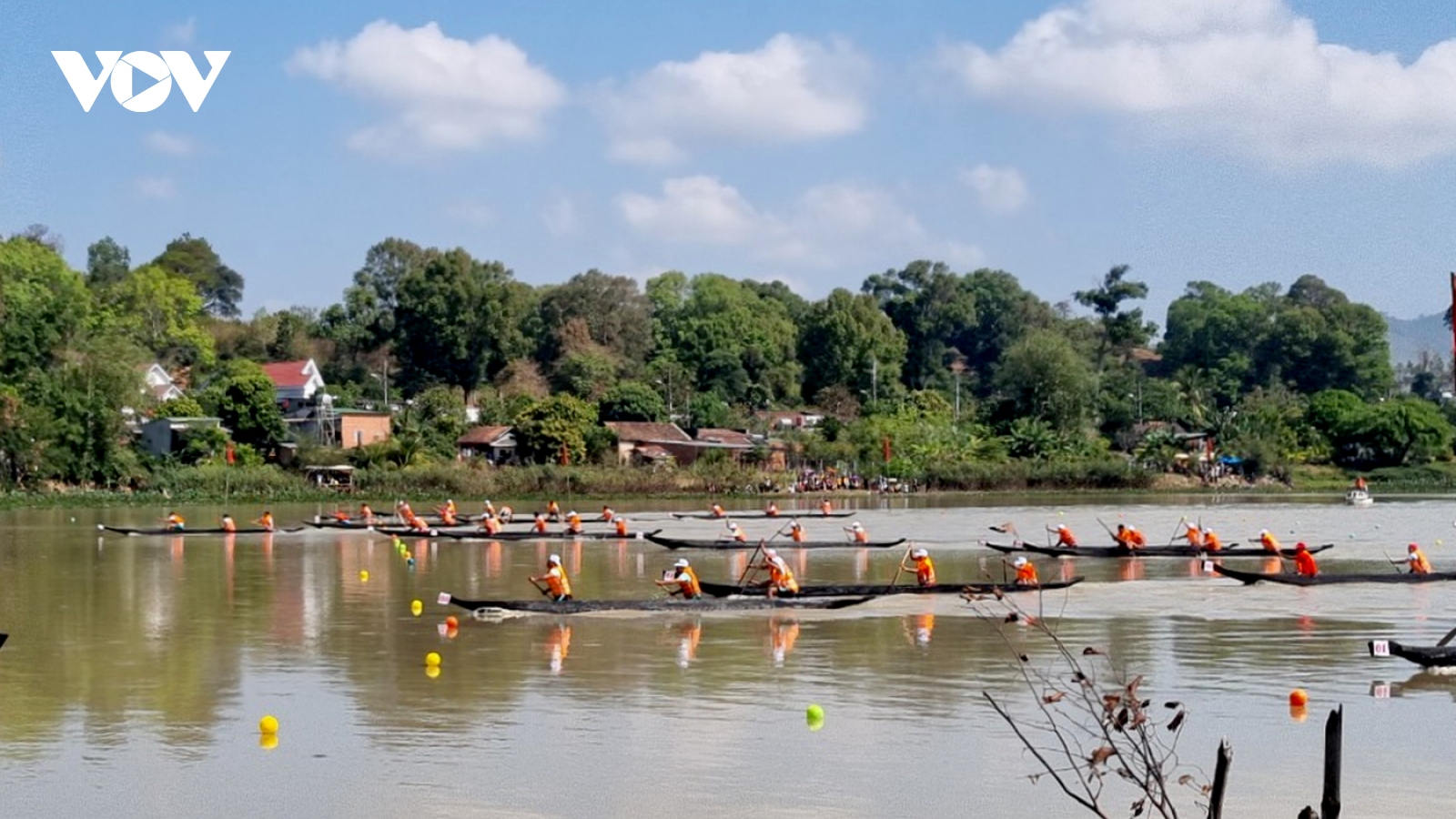 Sôi nổi hội đua thuyền độc mộc trên hồ Lắk