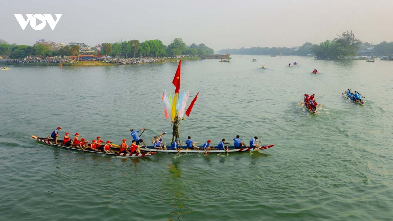 Sôi động và kịch tính giải đua ghe truyền thống trên sông Hương