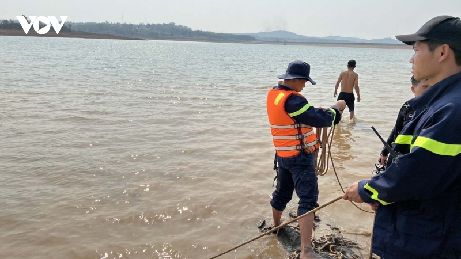 Phụ ba mẹ bắt hến, hai chị em đuối nước thương tâm