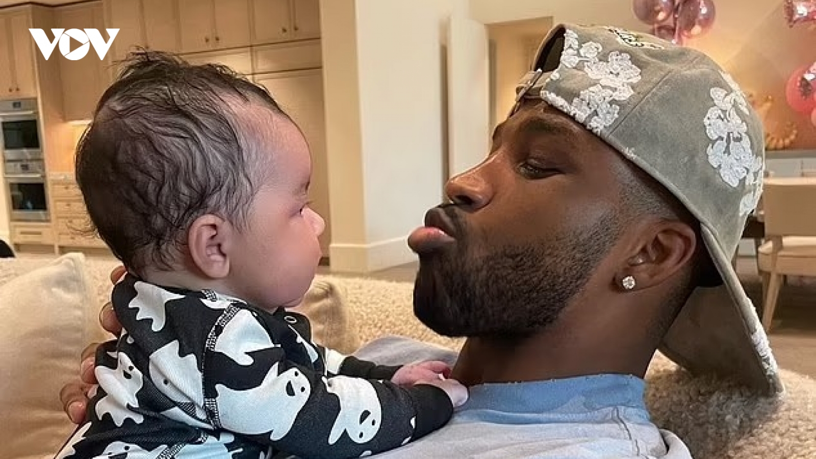 Khloe Kardashian gây phẫn nộ khi gọi kẻ lừa đảo Tristan Thompson là "người cha tốt"
