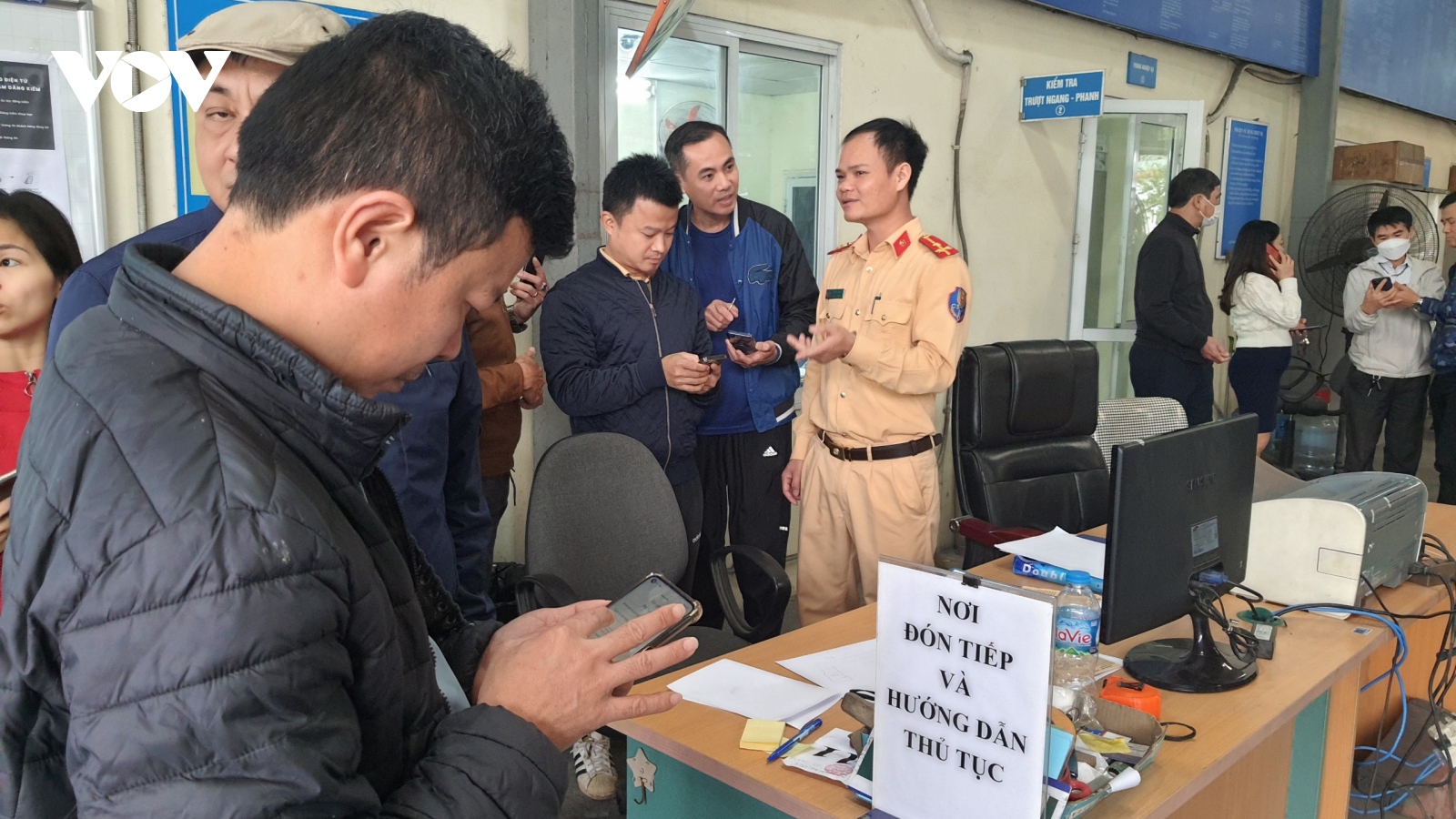 Trung tâm đăng kiểm ở Hà Nội bớt ùn tắc hơn khi có sự "chi viện" của CSGT