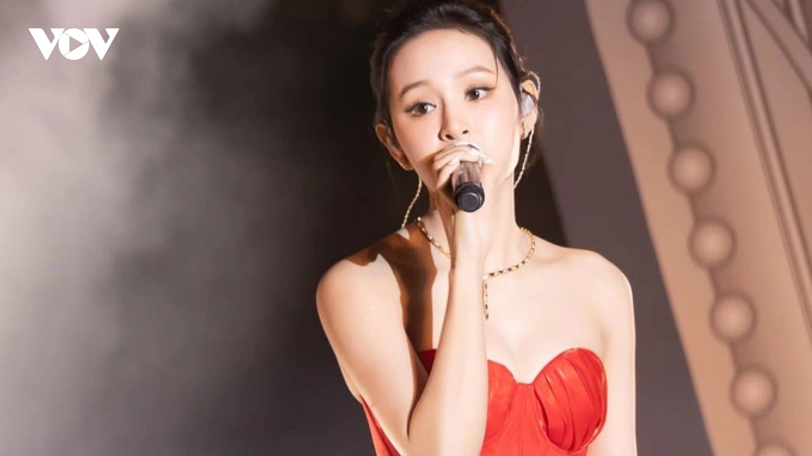 Hiền Hồ bị la ó, hủy show: Giá đắt của nghệ sĩ vướng scandal