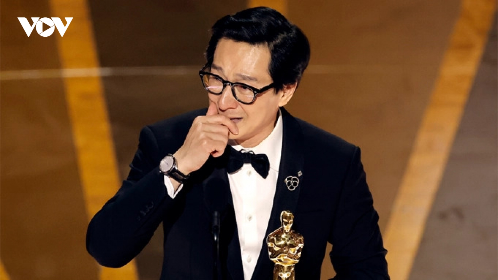 Nam diễn viên Quan Kế Huy bật khóc khi thắng giải Oscar