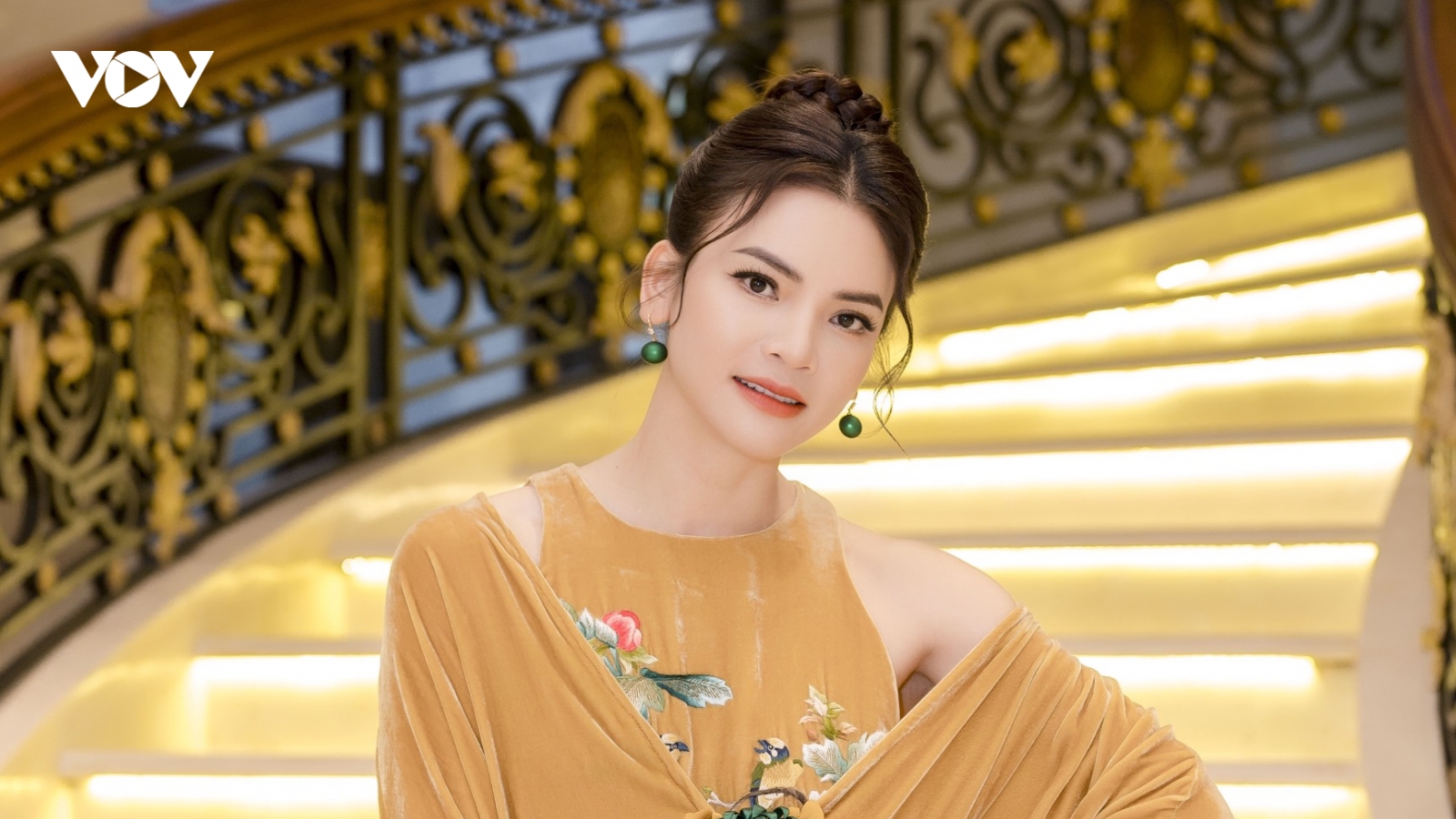 Phạm Phương Thảo gợi cảm ngồi ghế “nóng” Liên hoan Truyền hình Toàn quốc