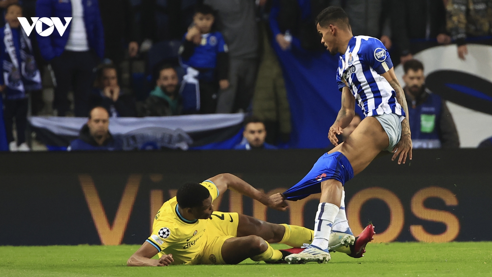 Hy hữu: Tiền đạo Porto bị đối thủ kéo tụt quần ở Champions League
