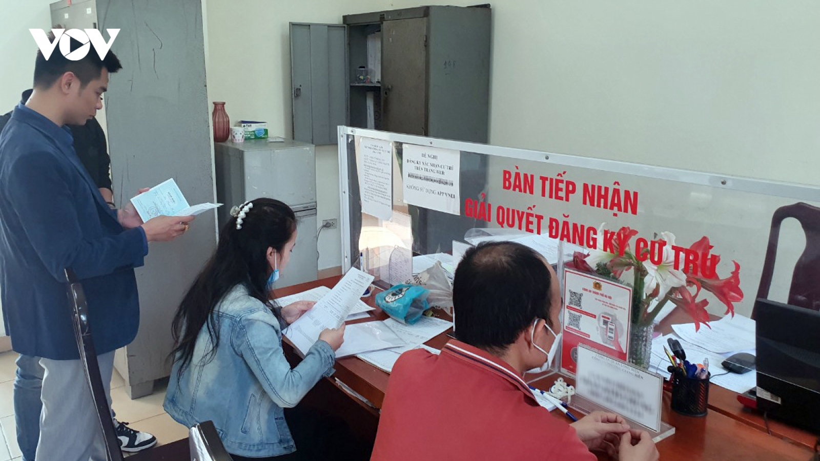 Phụ huynh Hà Nội kiệt sức xin xác nhận cư trú cho con chuyển cấp học