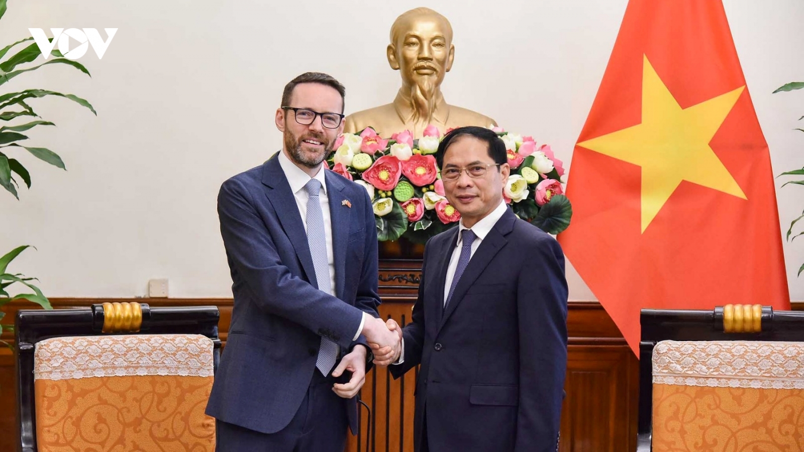Bộ trưởng Ngoại giao Bùi Thanh Sơn tiếp Đại sứ Vương quốc Anh Iain Frew