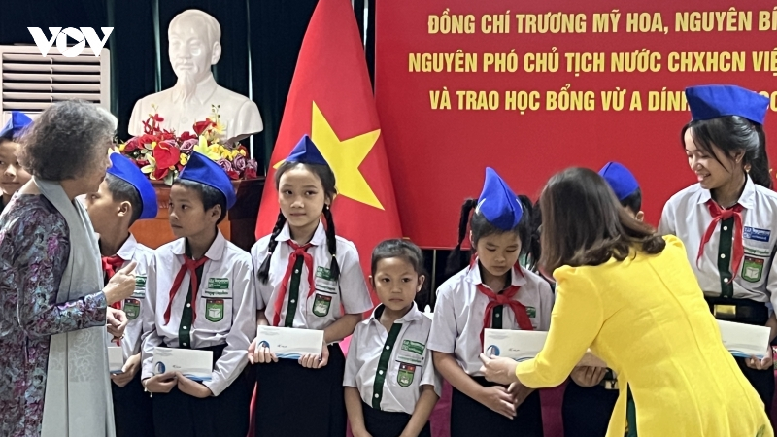Trao 100 suất học bổng Vừ A Dính cho con em cộng đồng người Việt Nam tại Lào