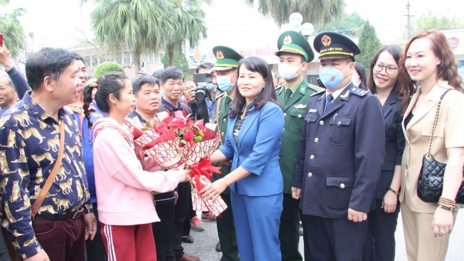 Cửa khẩu quốc tế Móng Cái nhộn nhịp khách du lịch Trung Quốc