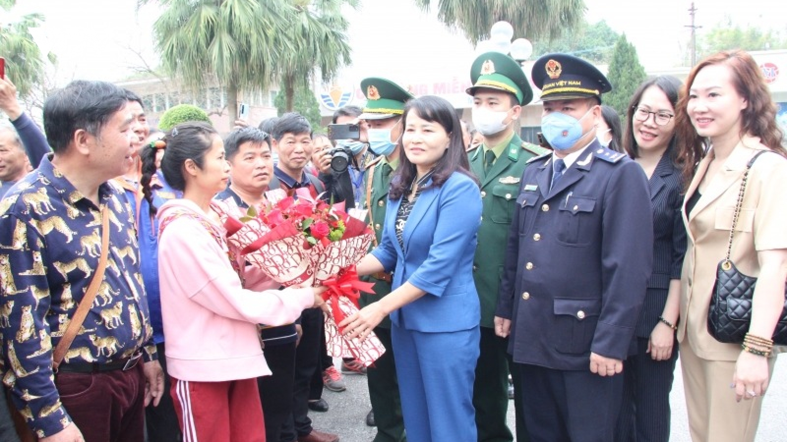 Cửa khẩu quốc tế Móng Cái nhộn nhịp khách du lịch Trung Quốc