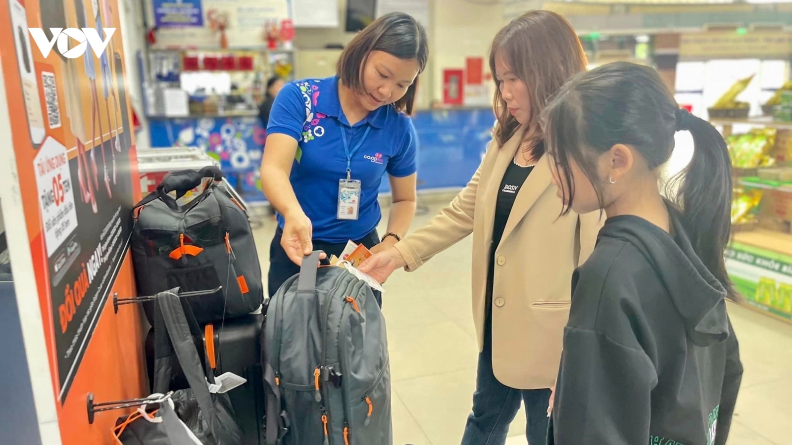 Khách hàng hào hứng đến Co.opmart tích tem đổi túi và hành lý Tucano