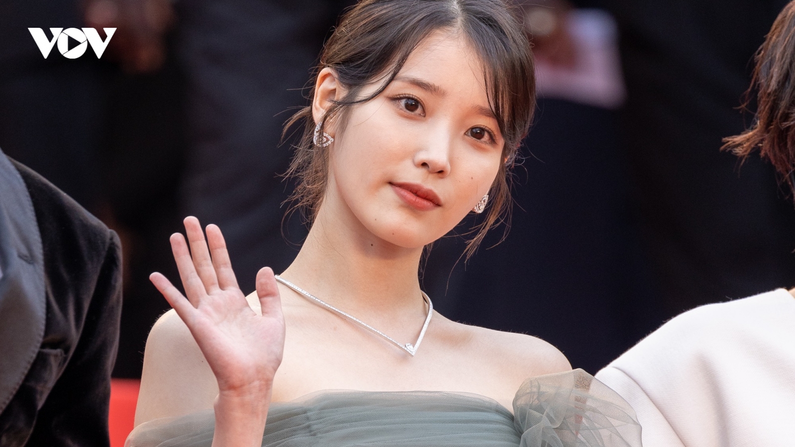 Màn kết hợp bùng nổ của SUGA-BTS và IU sau 3 năm