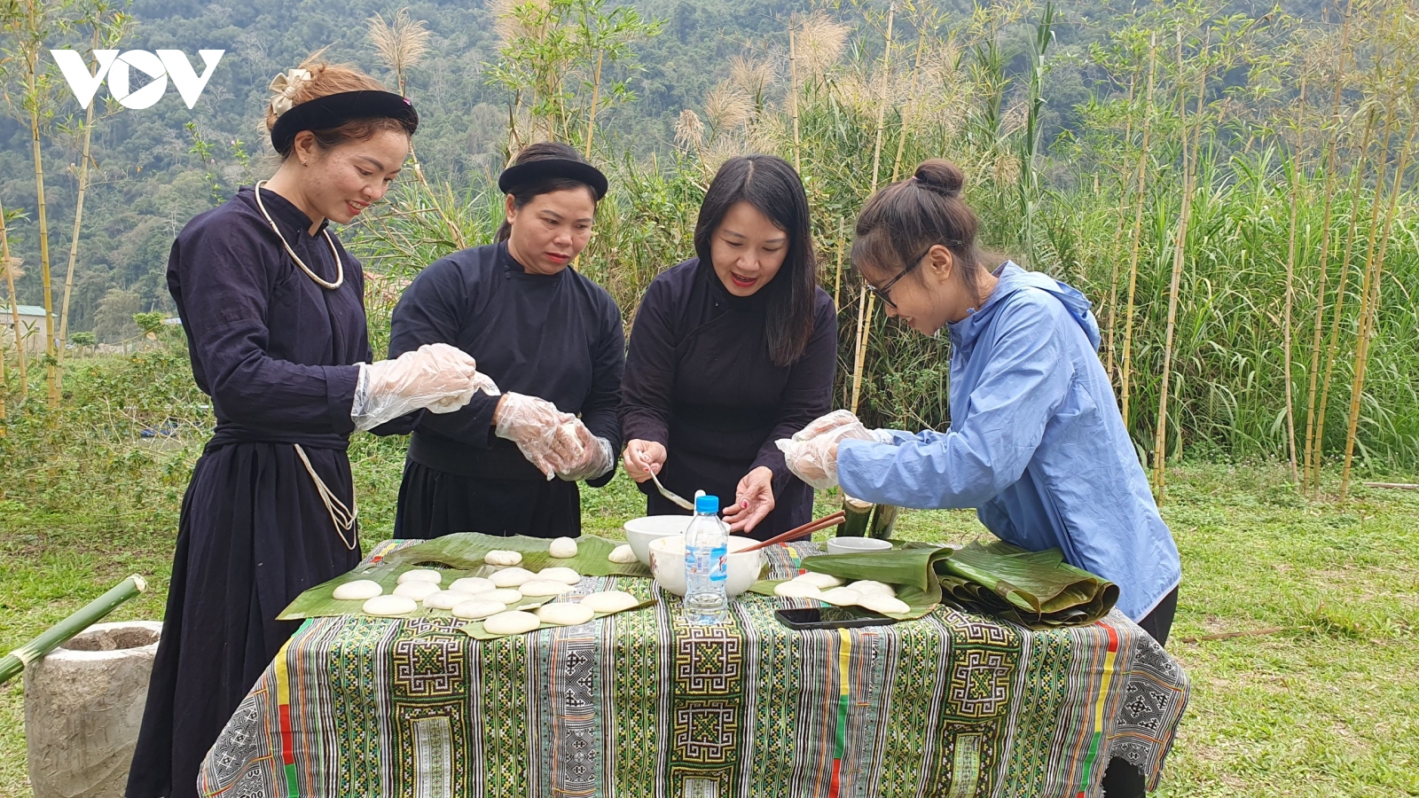 Những người phụ nữ "tô điểm" cho du lịch vùng hồ Ba Bể