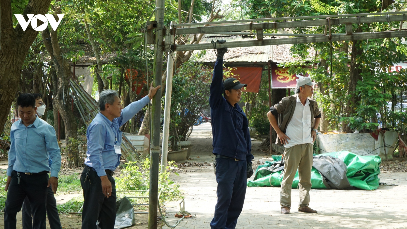 Tháo dỡ hàng loạt hàng quán lấn chiếm công viên Trịnh Công Sơn, thành phố Huế