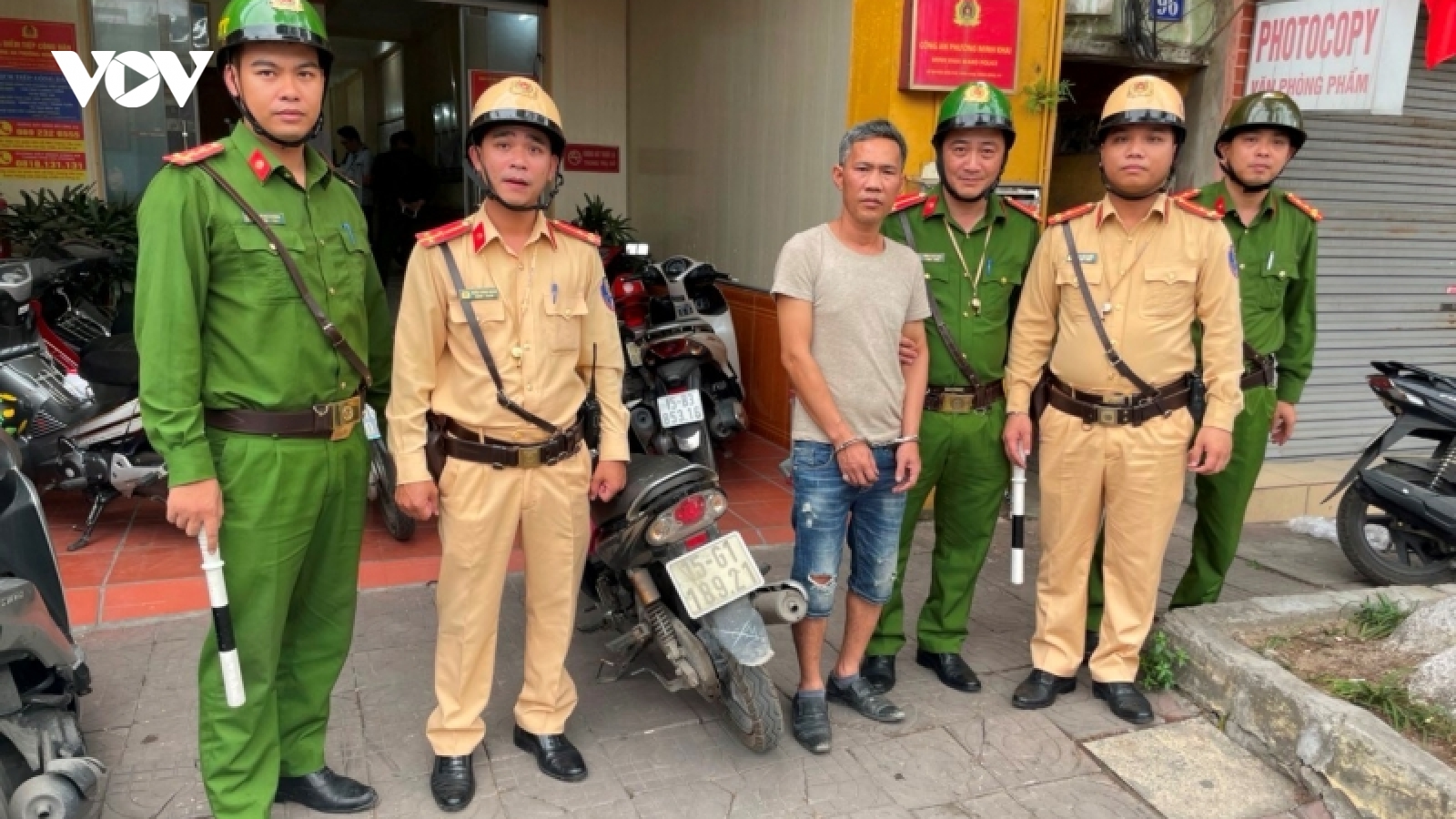 Kiểm tra vi phạm giao thông, phát hiện đối tượng tàng trữ ma túy