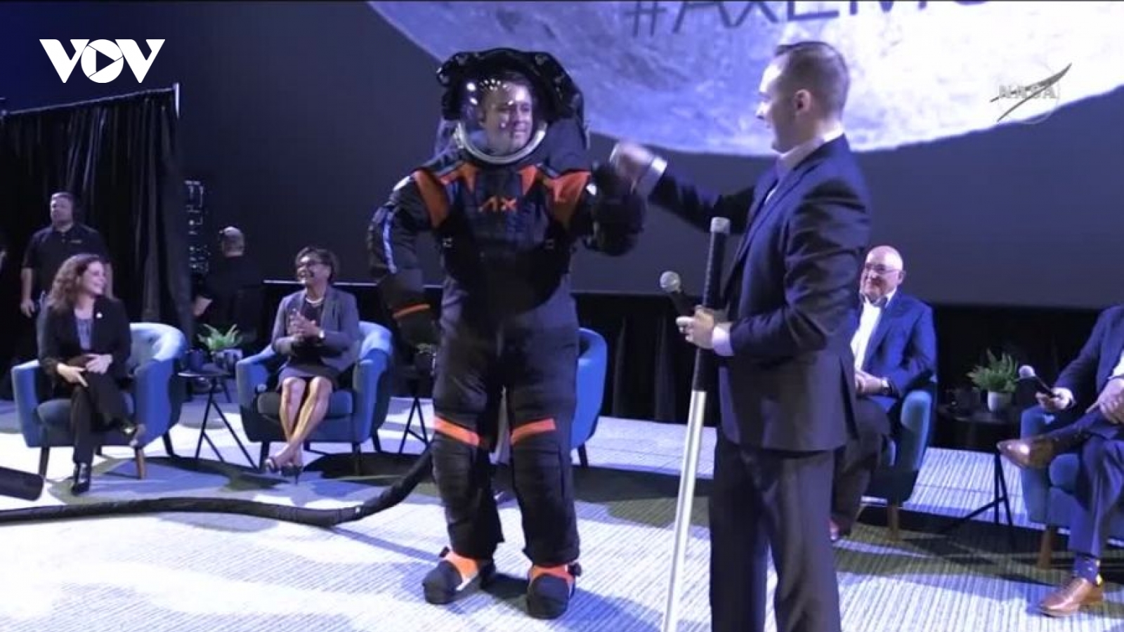 NASA chính thức ra mắt bộ đồ phi hành gia mới cho sứ mệnh Mặt Trăng