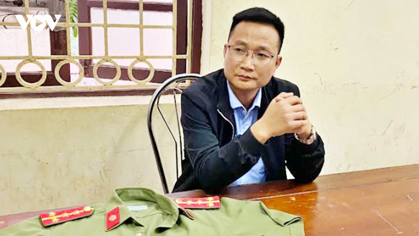 Mua trang phục công an trên mạng xã hội để đi lừa đảo