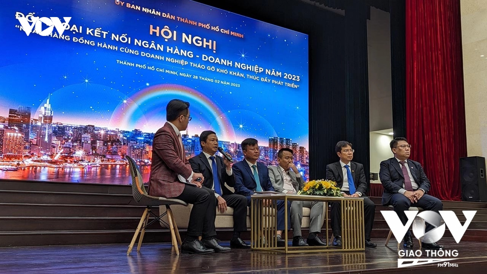 Vốn cho doanh nghiệp: Đang tồn tại sự bất bình đẳng vô lý giữa DN và ngân hàng?
