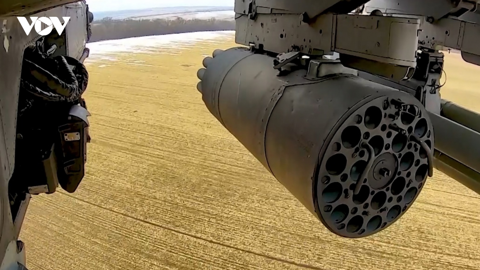 Trực thăng Nga Ka-52 bay thấp và phóng rocket dồn dập vào các cứ điểm Ukraine