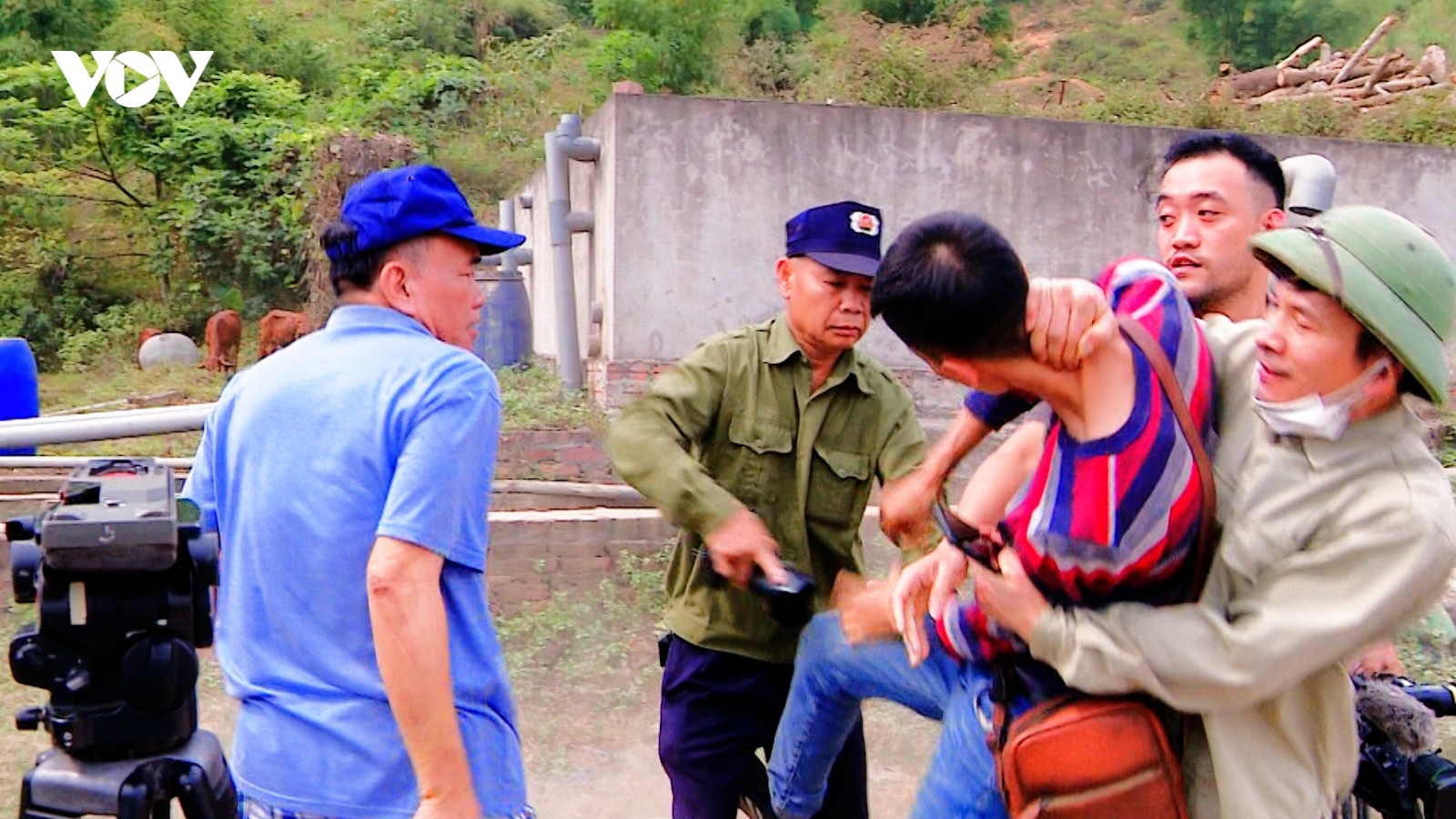 Phóng viên Báo NTNN/Dân Việt bị hành hung khi đang ghi hình nhà máy nghi gây ô nhiễm