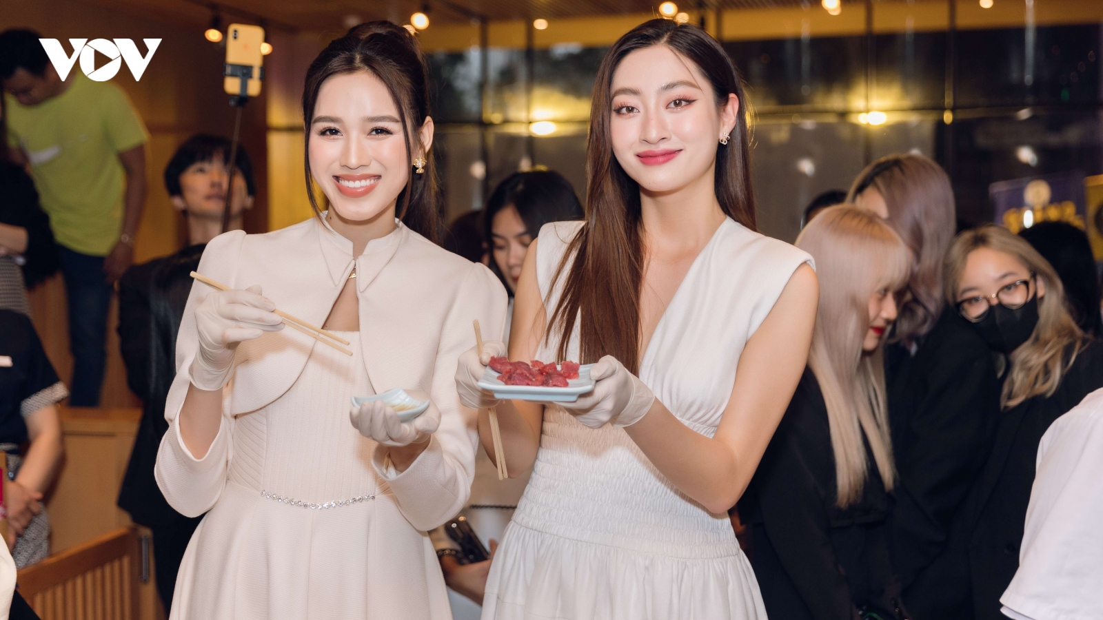 Hoa hậu Lương Thùy Linh và Đỗ Hà học làm sushi từ đầu bếp Nhật Bản