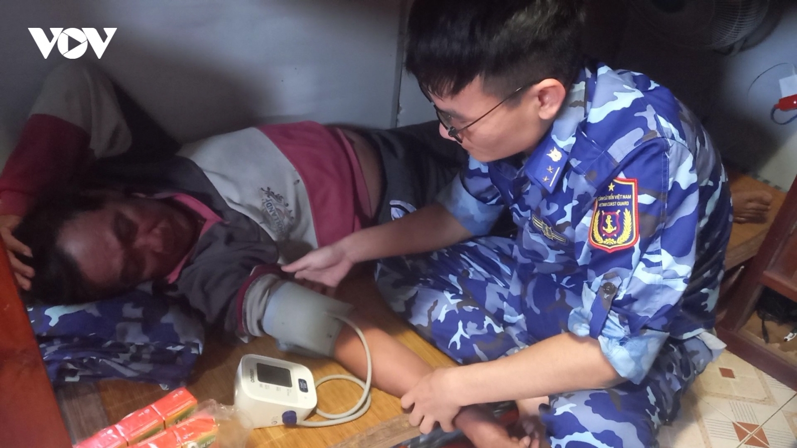Bàn giao 2 thuyền viên gặp nạn cho Biên phòng Bình Thuận