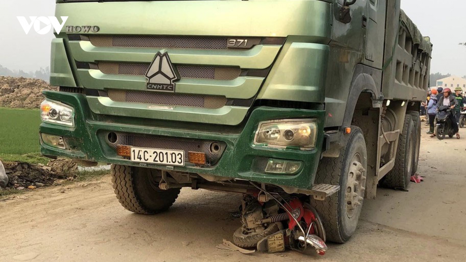 Va chạm với xe tải, 3 mẹ con tử vong trên đường đến trường