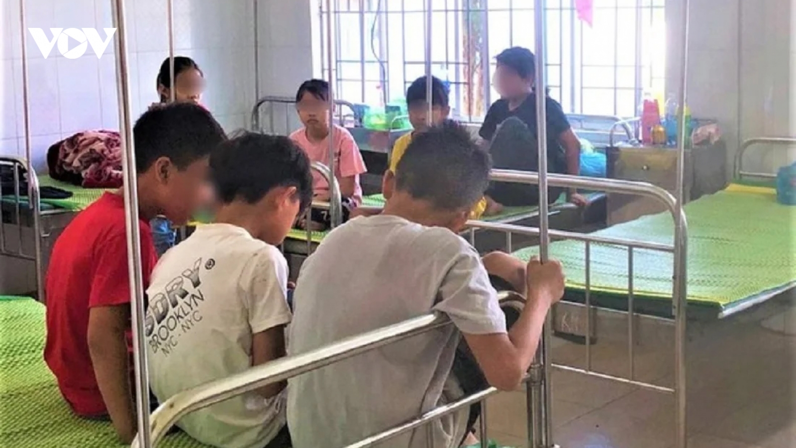 Xác định 4 người tặng bóng bay khiến hàng loạt học sinh tiểu học bị ngộ độc
