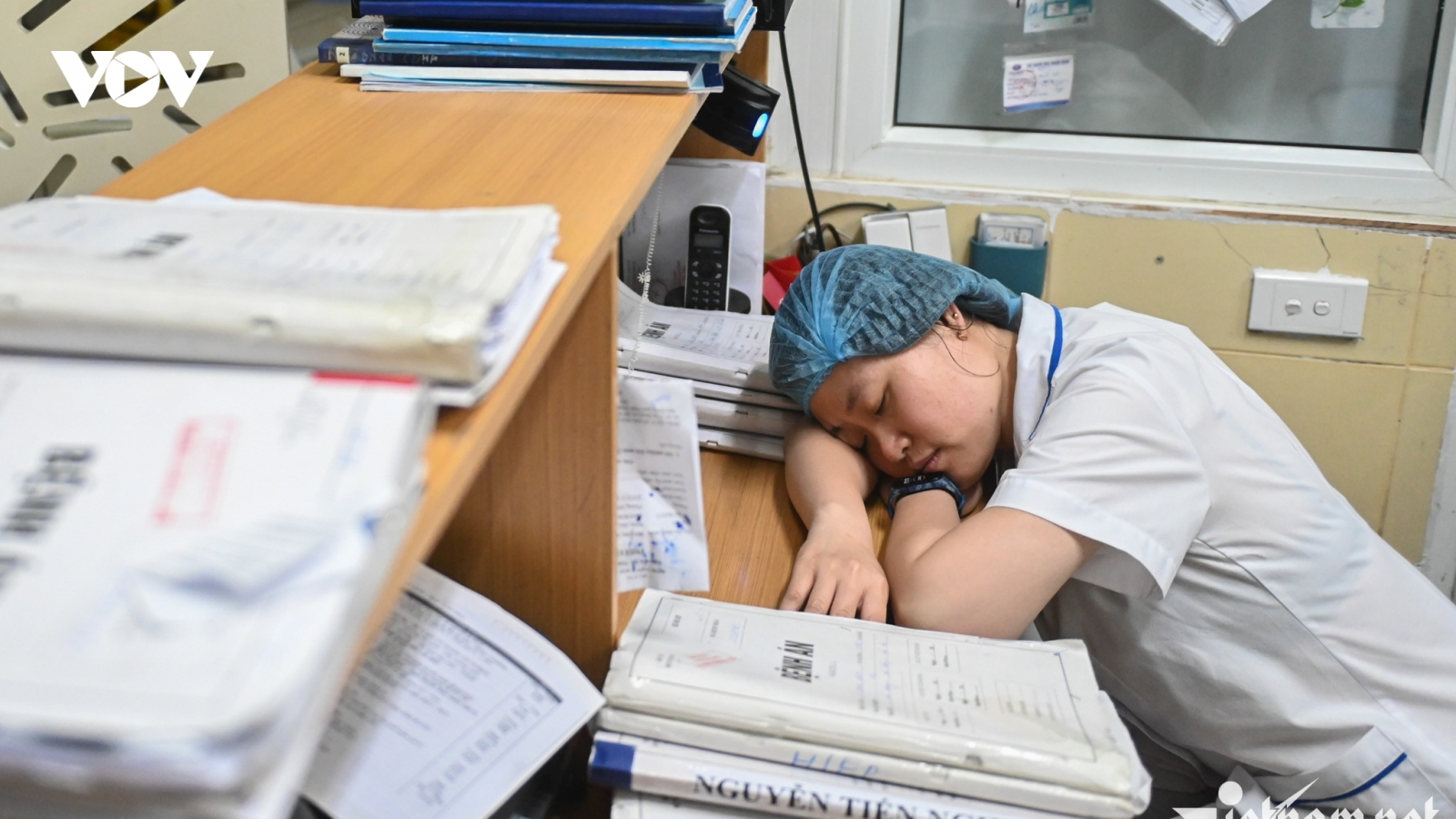 Sau hơn 7 năm học và thực hành, bác sĩ trẻ thu nhập chưa đến 5 triệu đồng