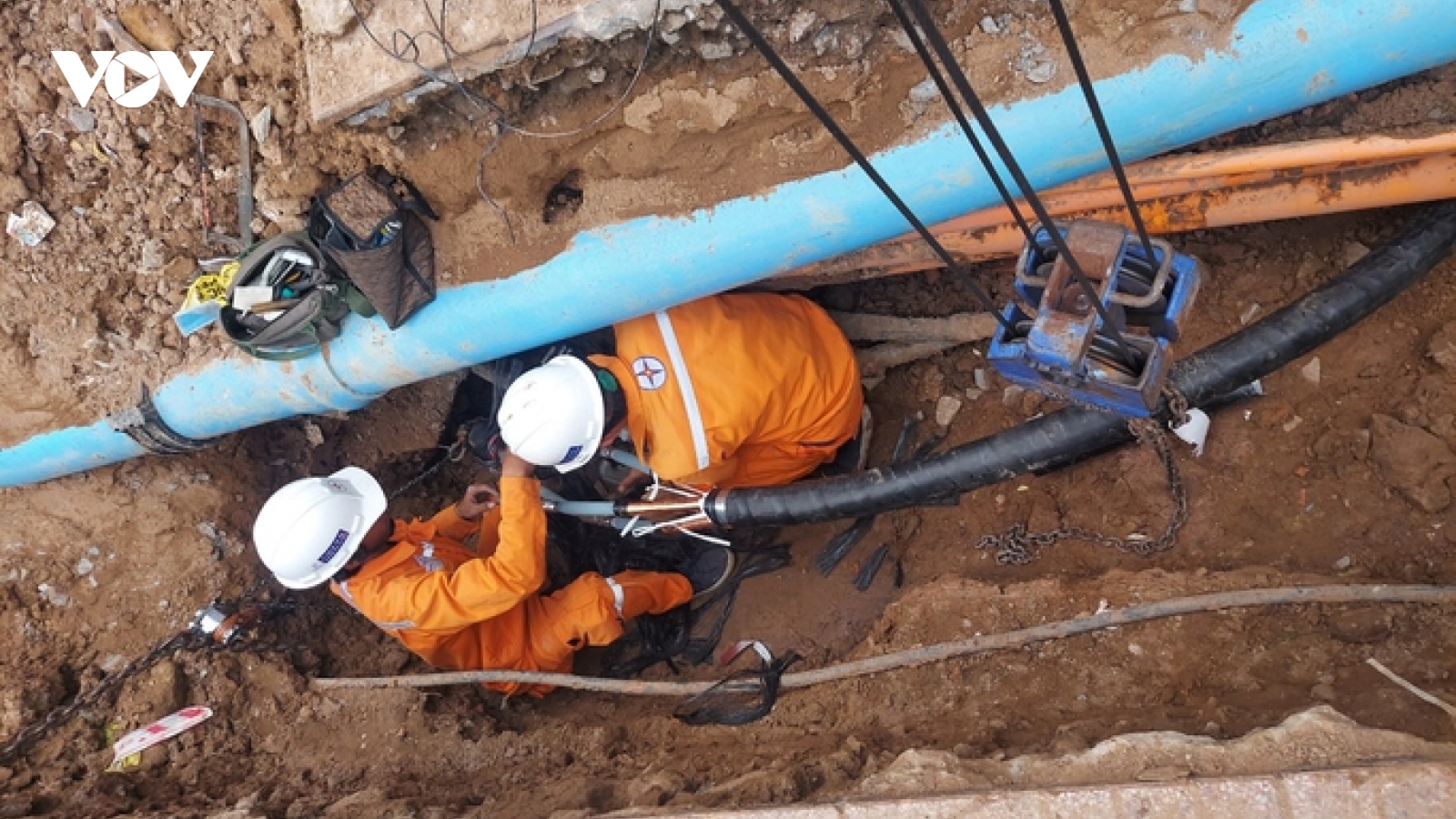 Tự ý đốt rác gây mất an toàn điện tại TP.HCM