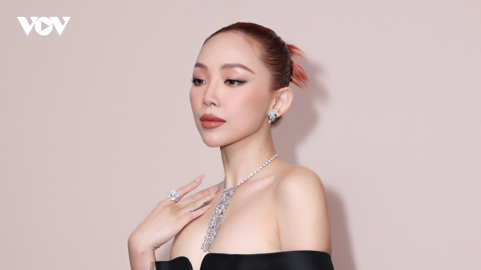 Tóc Tiên đeo trang sức gần 35 tỷ đồng tham dự sự kiện thời trang quốc tế