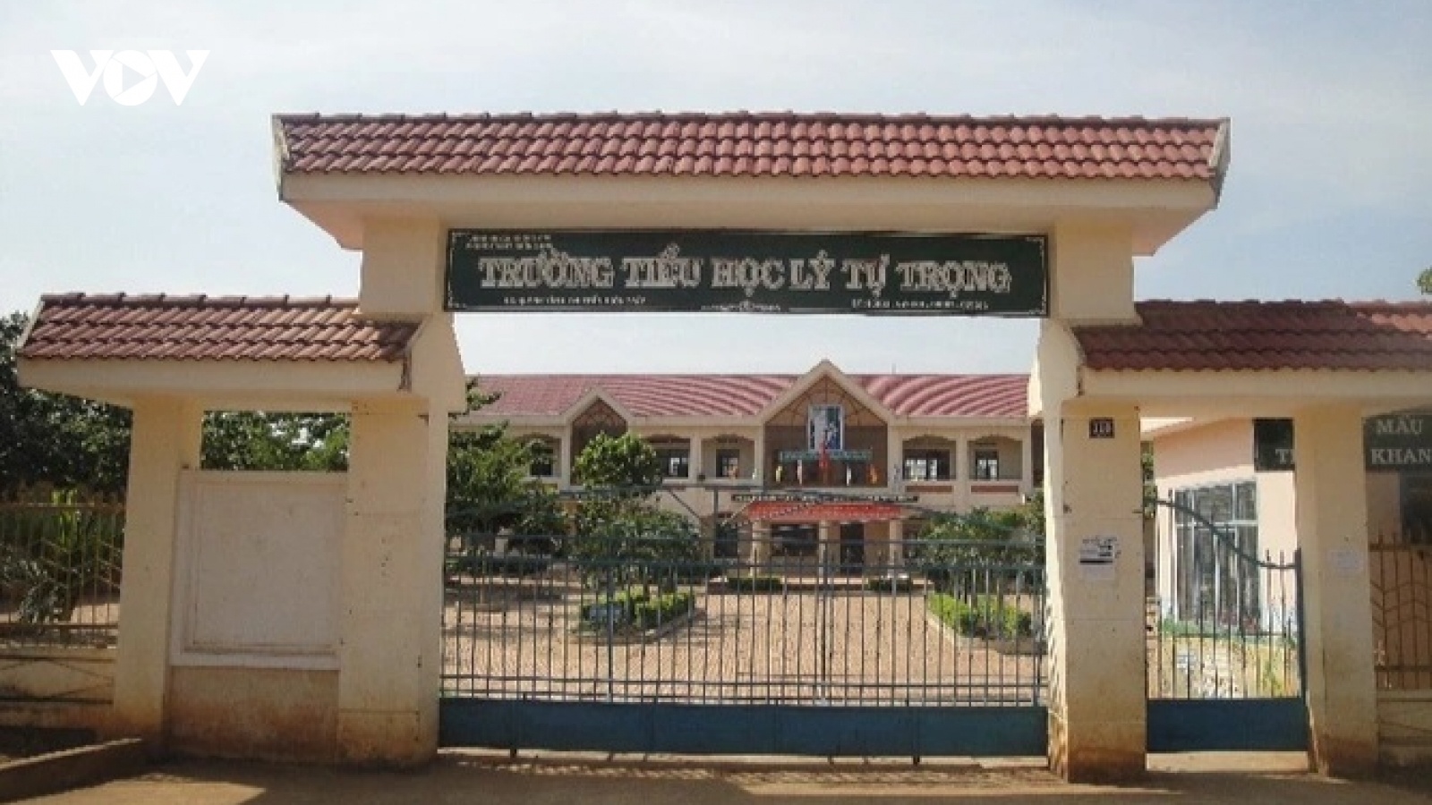 Tin mới về vụ 4 người lạ mặt phát bóng bay, 31 học sinh chóng mặt, buồn nôn