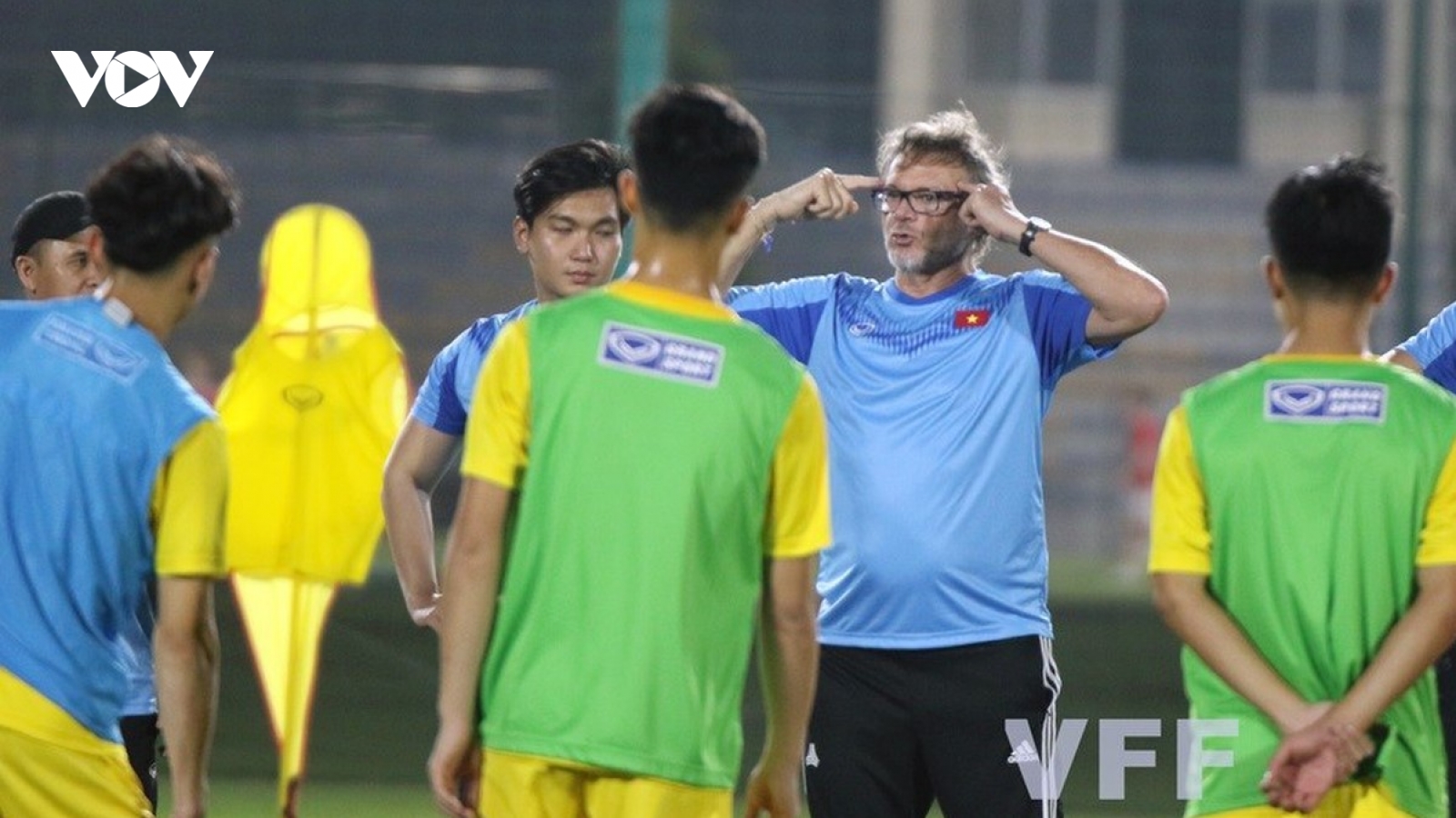 HLV Troussier áp dụng giờ tập "lạ" cho U23 Việt Nam