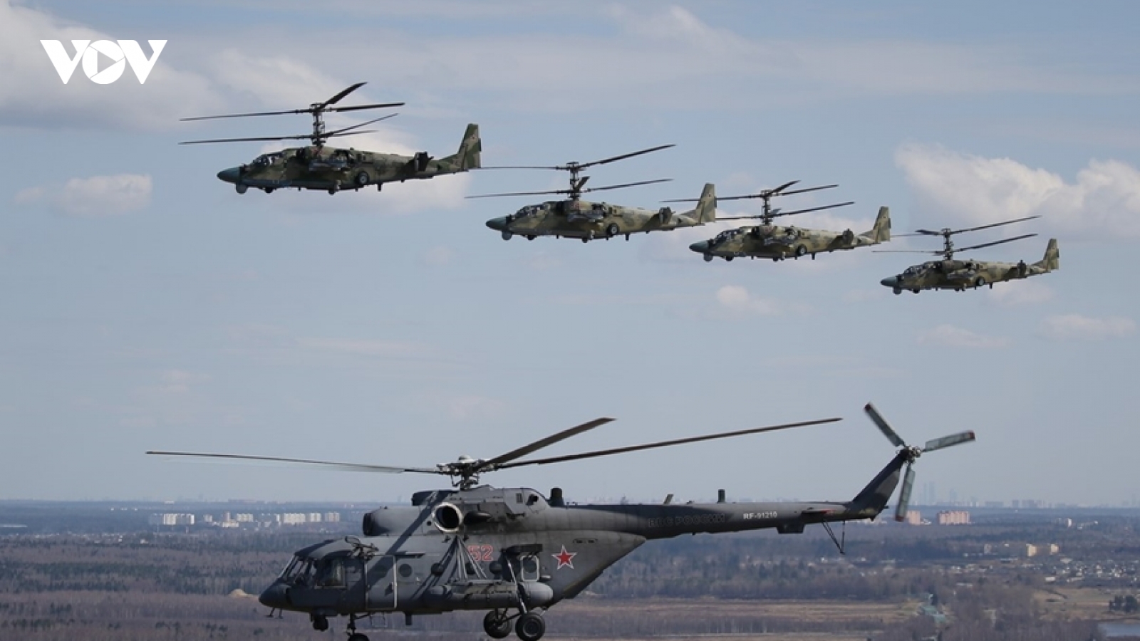 Trực thăng Nga Ka-52 phóng tên lửa tấn công cứ điểm và xe bọc thép của Ukraine
