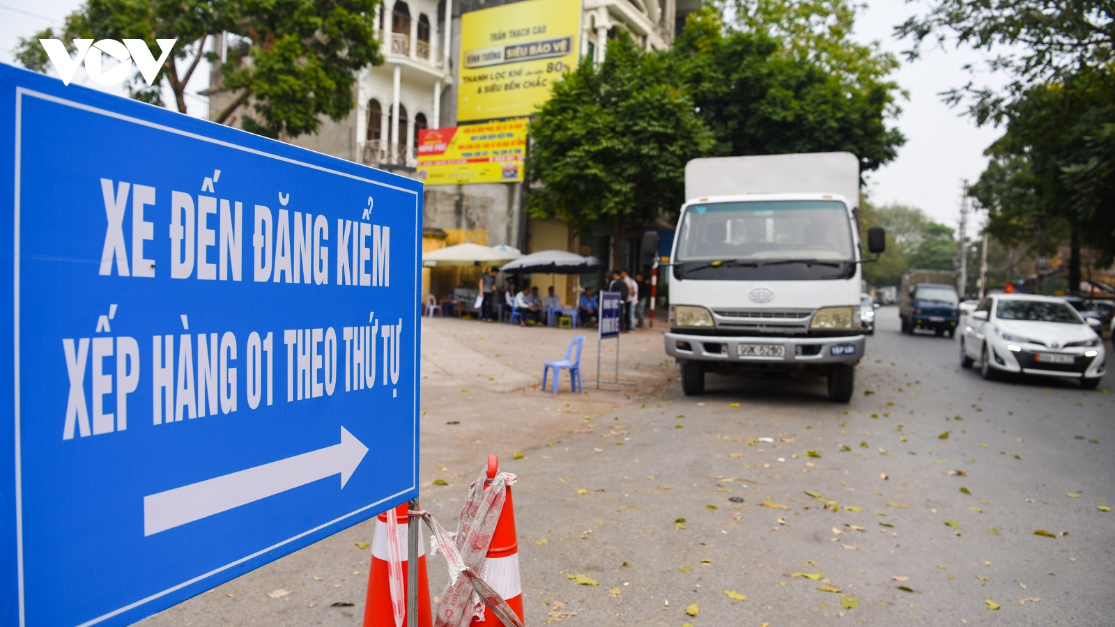 Trung tâm đăng kiểm ở Bắc Ninh quá tải, tài xế xếp hàng từ nửa đêm