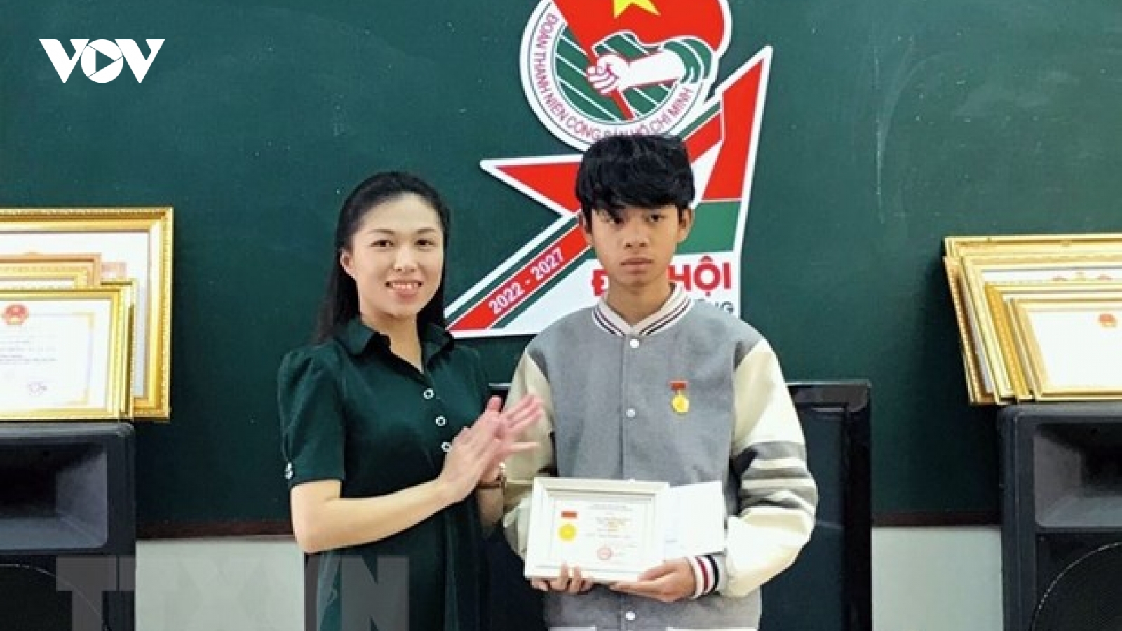 Thanh niên cứu 2 người trong ôtô chìm nhận huy hiệu Tuổi trẻ dũng cảm