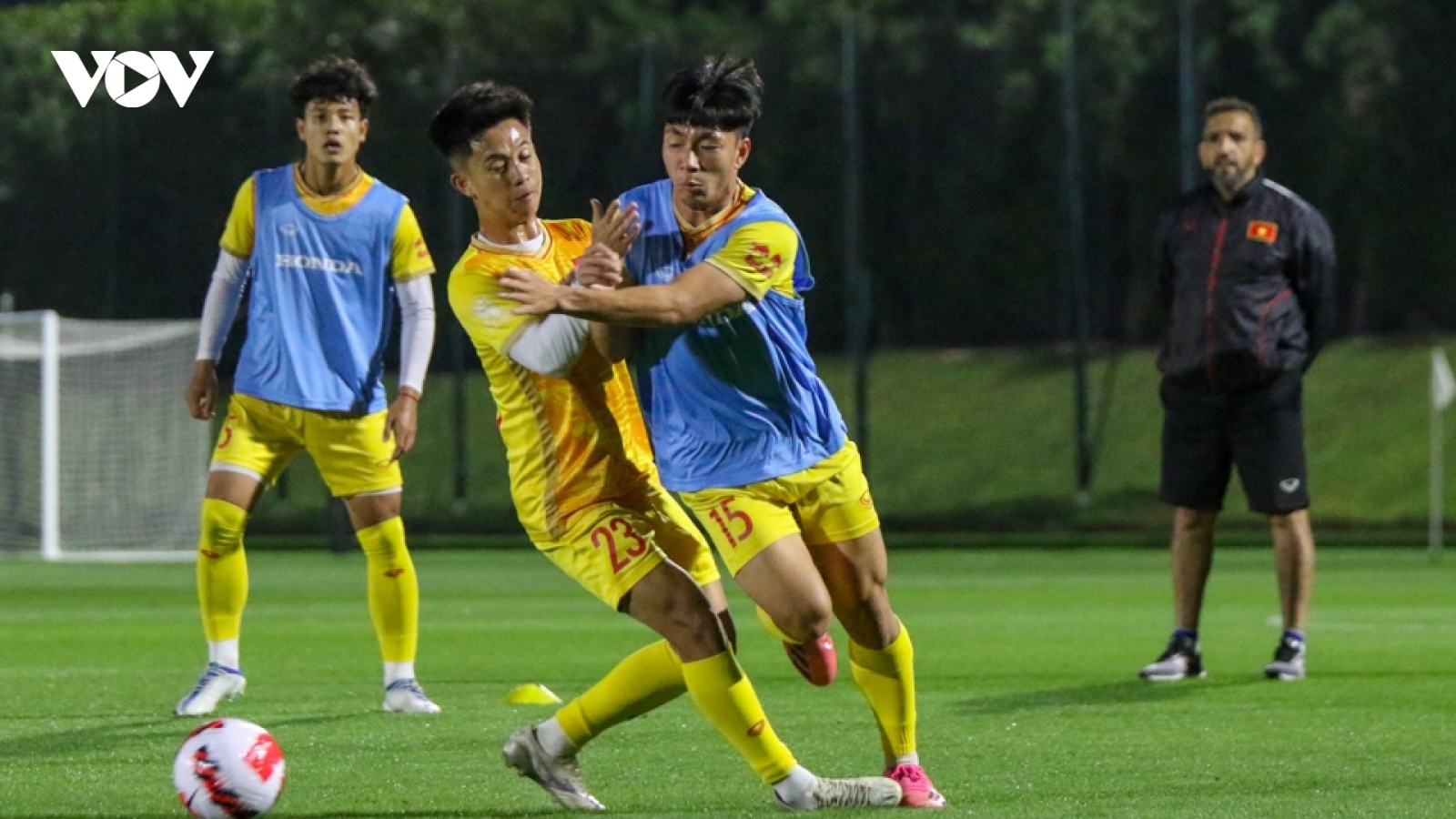 U23 Việt Nam lần đầu trải nghiệm trái bóng thi đấu của Doha Cup 2023
