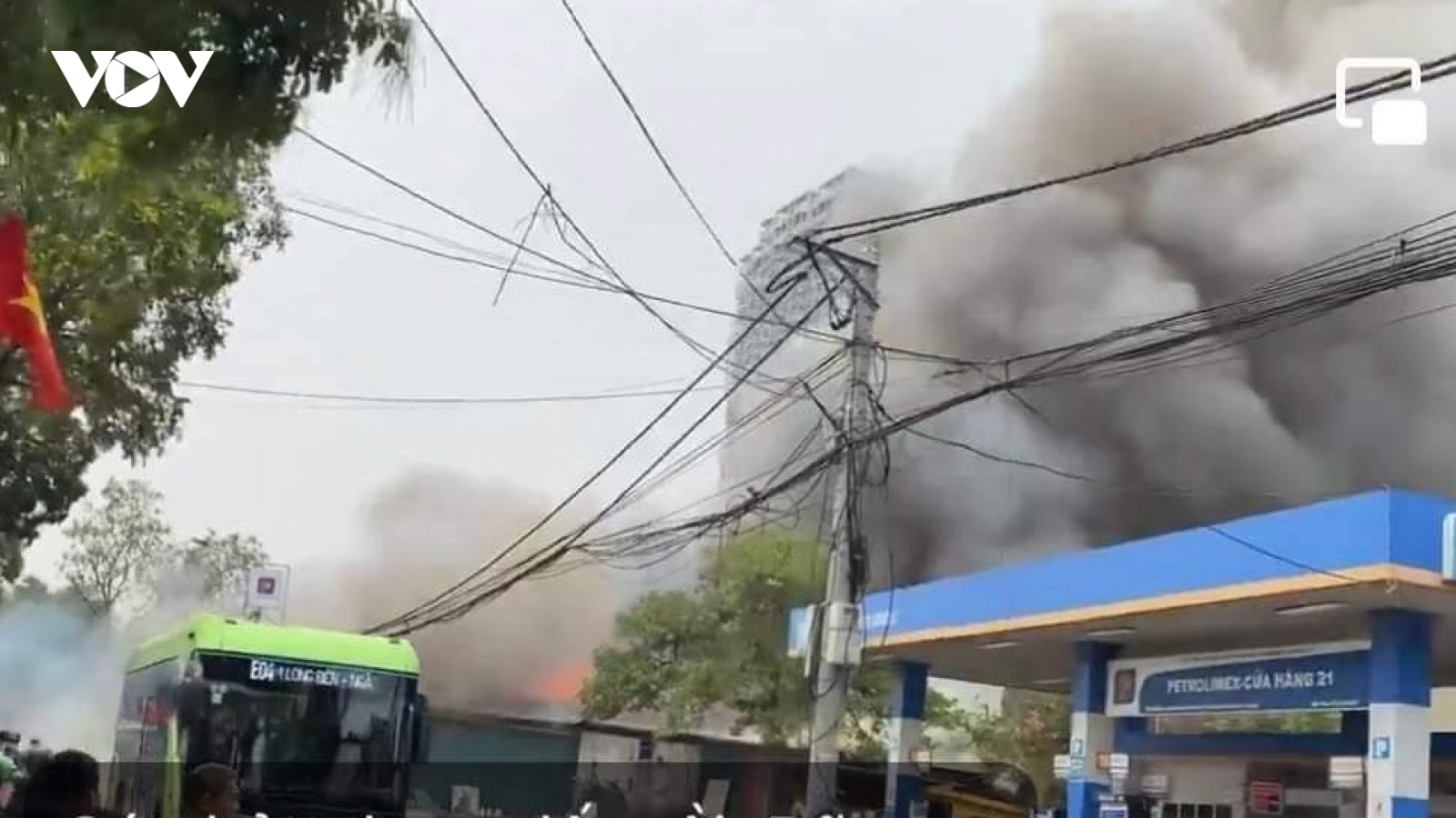 Cháy ngùn ngụt nhà kho cạnh cây xăng ở Hà Nội