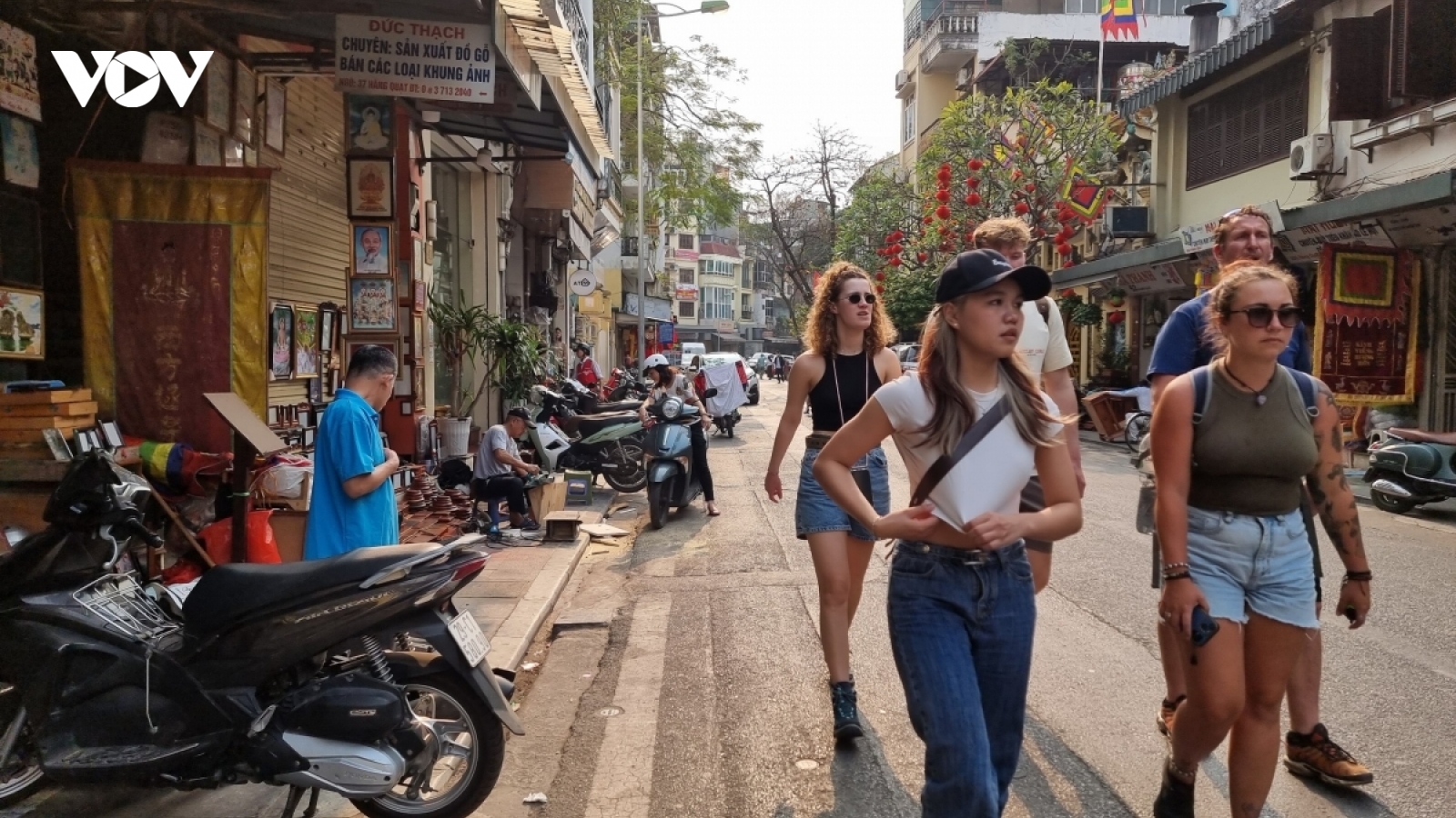 Thu phí vỉa hè: Mặc nhiên công nhận quyền sử dụng cho cá nhân?