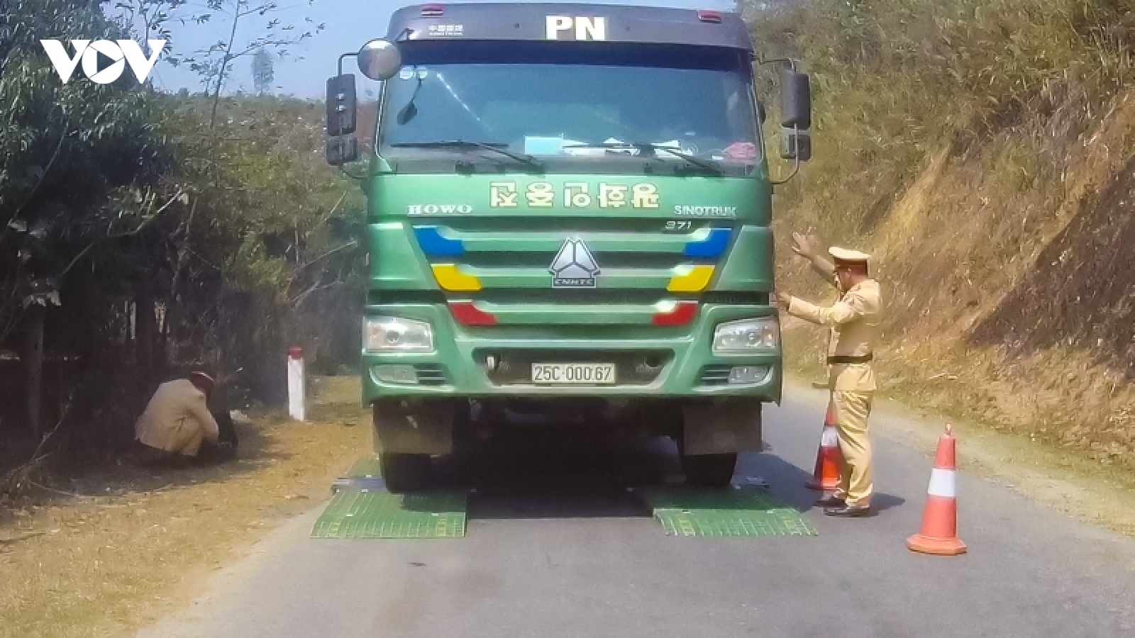 Bị phạt gần 80 triệu đồng vì chở hàng quá khổ, quá tải