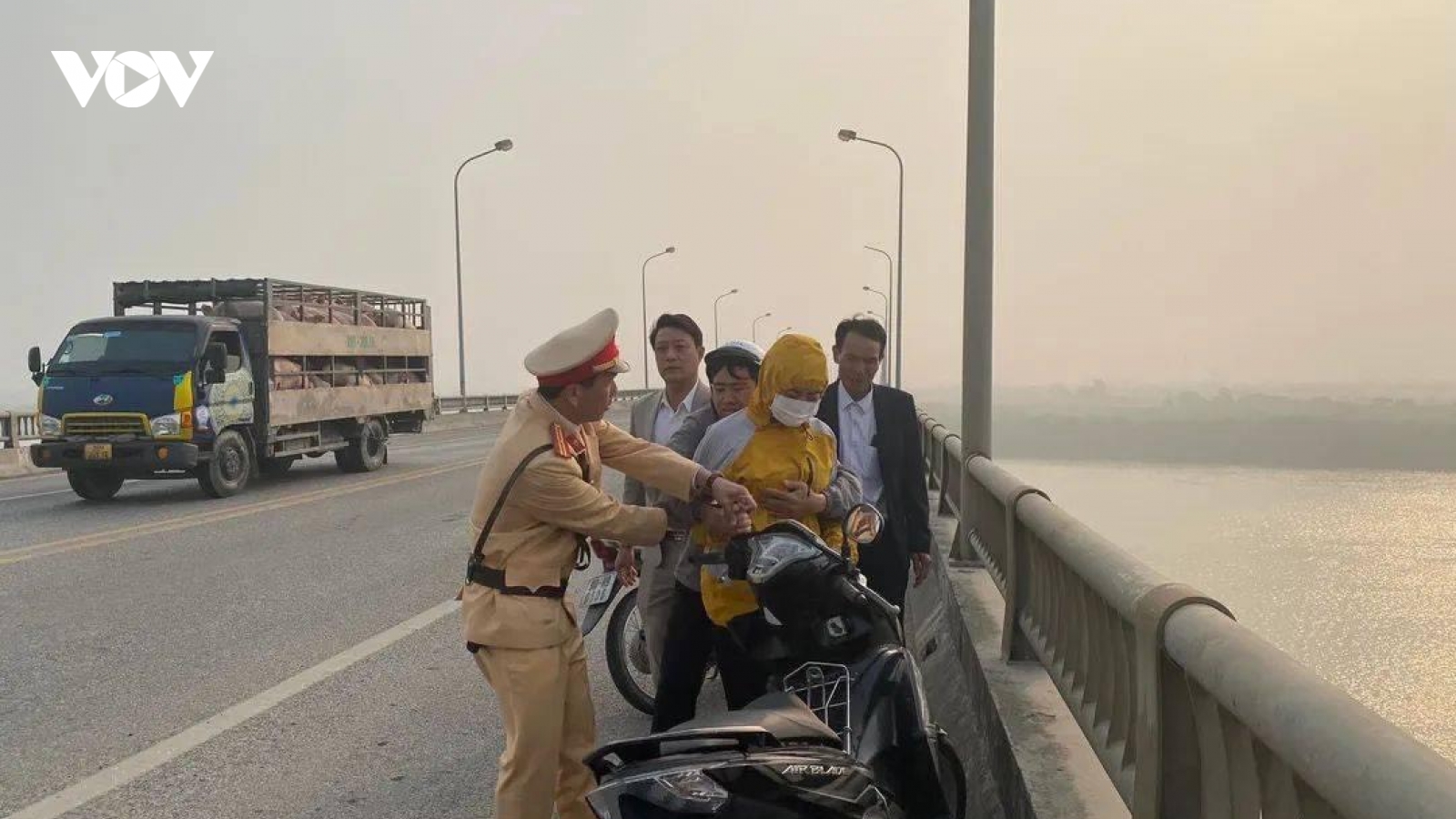 Kịp thời ngăn chặn người phụ nữ định nhảy cầu Yên Lệnh tự tử