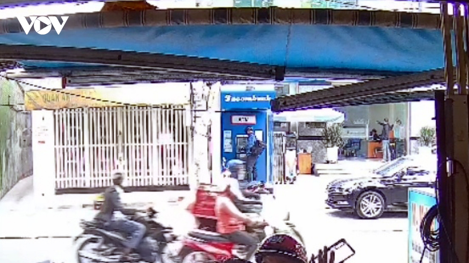 Điều tra người đàn ông dùng vật giả súng đe dọa bảo vệ ngân hàng
