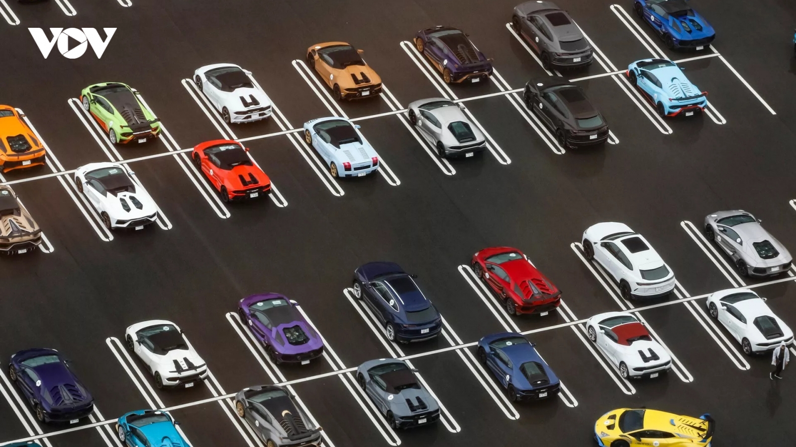 Lamborghini phá kỷ lục Guinness thế giới với cuộc diễu hành "siêu bò" số lượng khủng