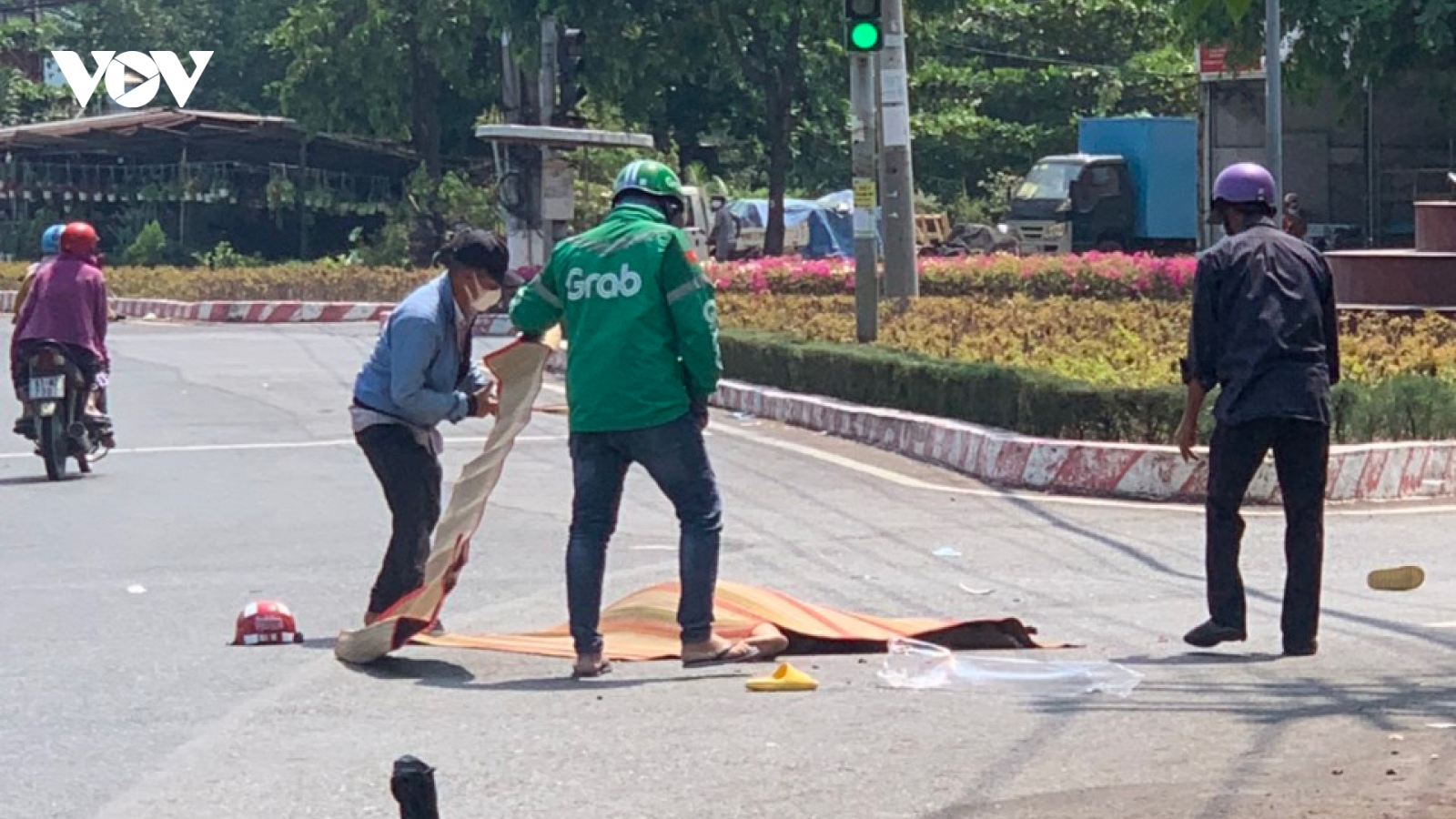 Công an Bình Dương điều tra cái chết của người phụ nữ trên đường