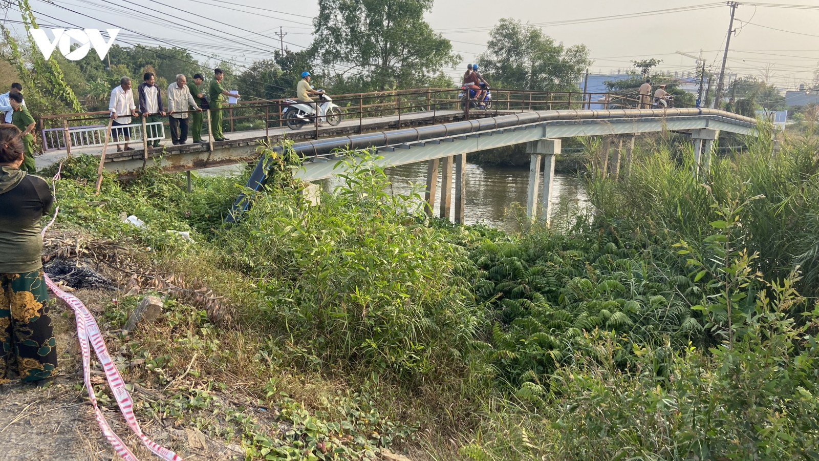 Khẩn trương điều tra, làm rõ 2 thanh niên chết dưới kênh có nhiều vết thương