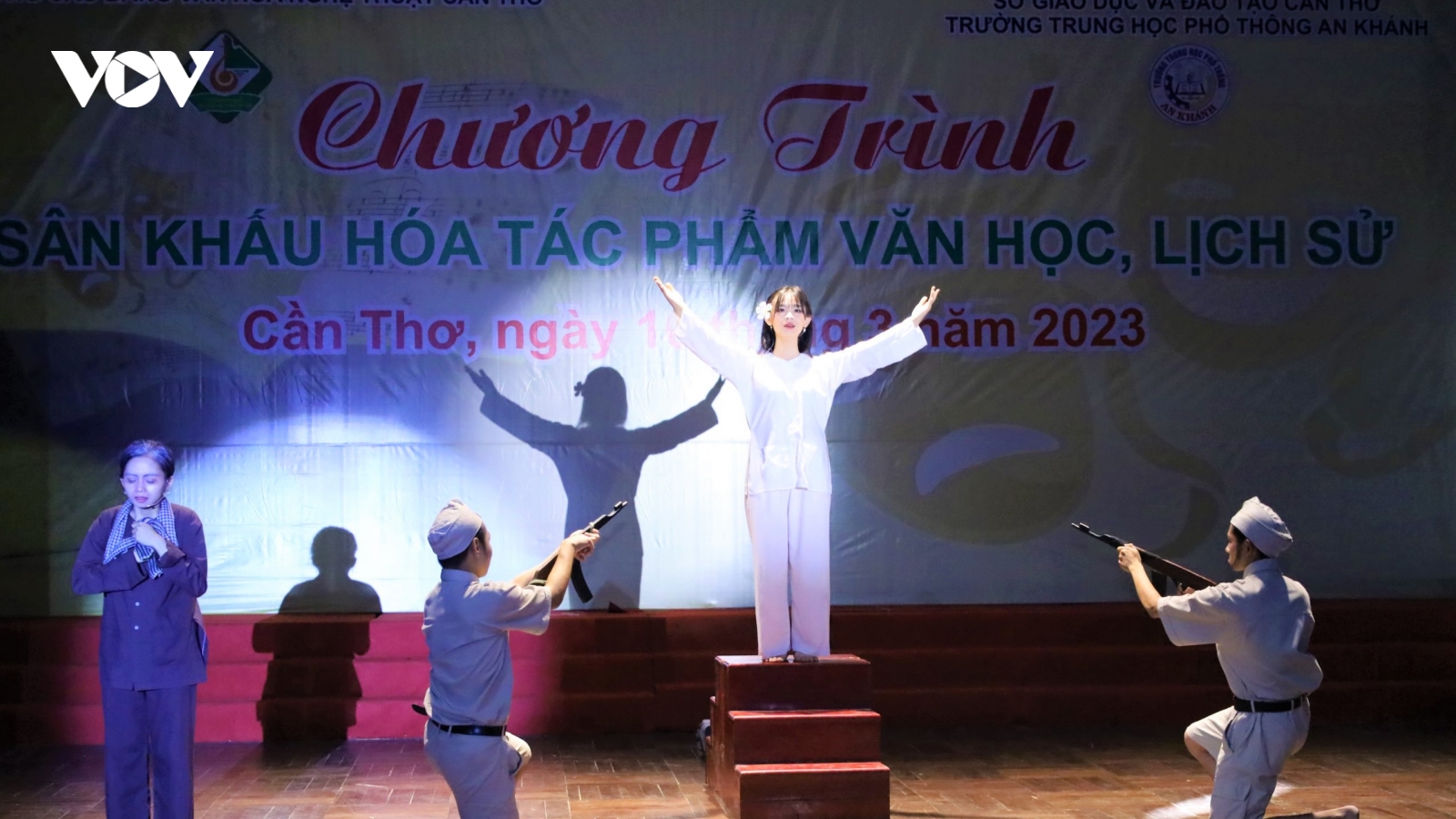 Đổi mới dạy học bằng sân khấu hóa tác phẩm văn học, lịch sử