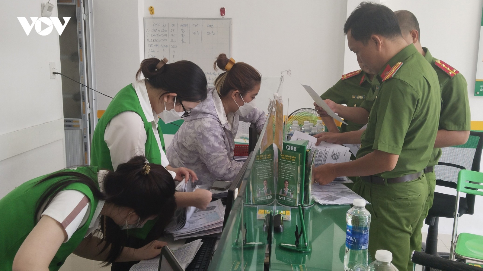 Công an kiểm tra 8 điểm giao dịch của F88 ở Bạc Liêu